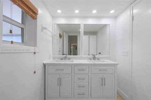 House in Sunrise, Florida 2 bedrooms, 142.79 sq.m. № 2058533 - photo 14