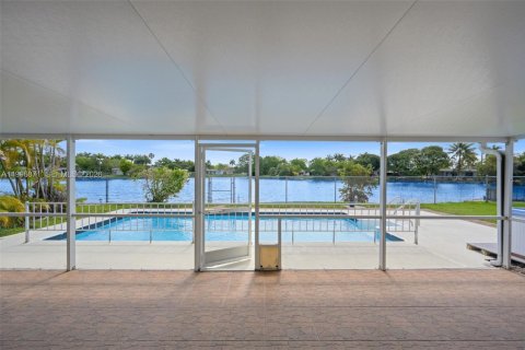 House in Sunrise, Florida 2 bedrooms, 142.79 sq.m. № 2058533