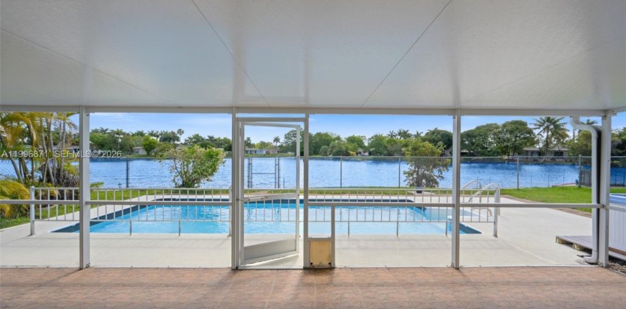 House in Sunrise, Florida 2 bedrooms, 142.79 sq.m. № 2058533