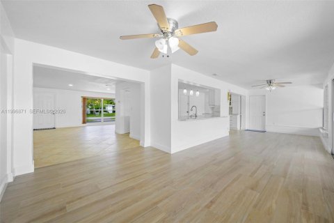 House in Sunrise, Florida 2 bedrooms, 142.79 sq.m. № 2058533 - photo 6