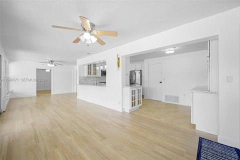 House in Sunrise, Florida 2 bedrooms, 142.79 sq.m. № 2058533 - photo 7