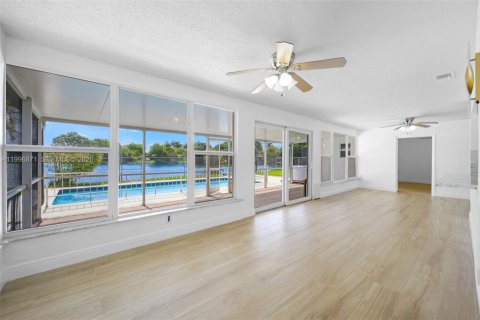 House in Sunrise, Florida 2 bedrooms, 142.79 sq.m. № 2058533 - photo 4