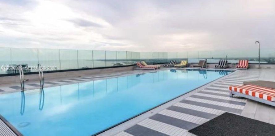 Condo in Miami, Florida, 3 bedrooms  № 2083602