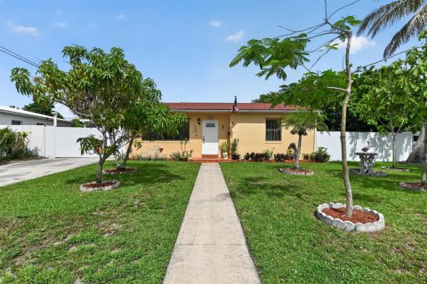 Villa ou maison à vendre à West Palm Beach, Floride: 3 chambres, 111.95 m2 № 2185773 - photo 2
