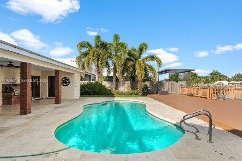 Villa ou maison à louer à Miami, Floride: 5 chambres, 309.27 m2 № 1994258 - photo 16