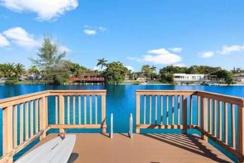 Villa ou maison à louer à Miami, Floride: 5 chambres, 309.27 m2 № 1994258 - photo 20