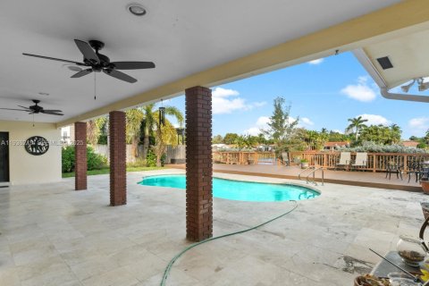 Villa ou maison à louer à Miami, Floride: 5 chambres, 309.27 m2 № 1994258 - photo 15