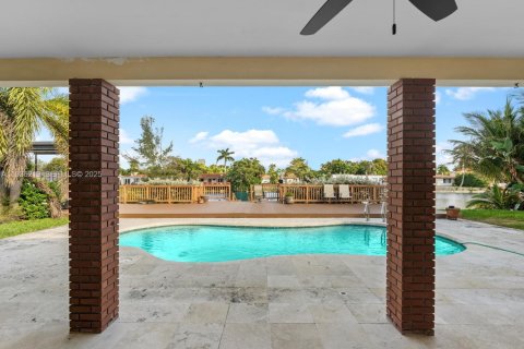 Villa ou maison à louer à Miami, Floride: 5 chambres, 309.27 m2 № 1994258 - photo 14