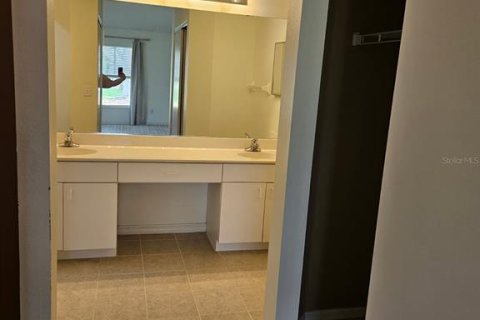Condo in Sun City Center, Florida, 2 bedrooms  № 1737239 - photo 15