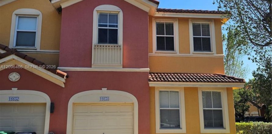 Touwnhouse à Miami, Floride 4 chambres, 178.93 m2 № 2393374