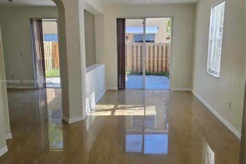 Touwnhouse à louer à Miami, Floride: 4 chambres, 178.93 m2 № 2393374 - photo 5
