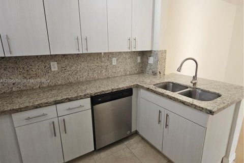 Touwnhouse à louer à Miami, Floride: 4 chambres, 178.93 m2 № 2393374 - photo 22