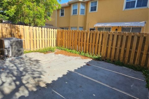 Touwnhouse à louer à Miami, Floride: 4 chambres, 178.93 m2 № 2393374 - photo 25