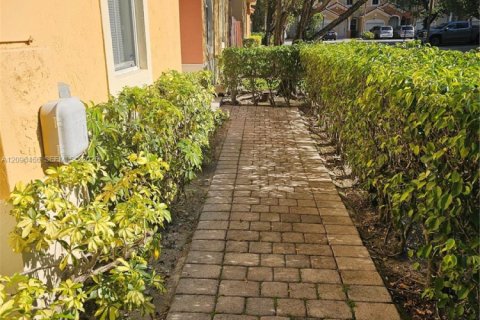 Touwnhouse à louer à Miami, Floride: 4 chambres, 178.93 m2 № 2393374 - photo 2