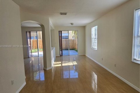 Touwnhouse à louer à Miami, Floride: 4 chambres, 178.93 m2 № 2393374 - photo 7
