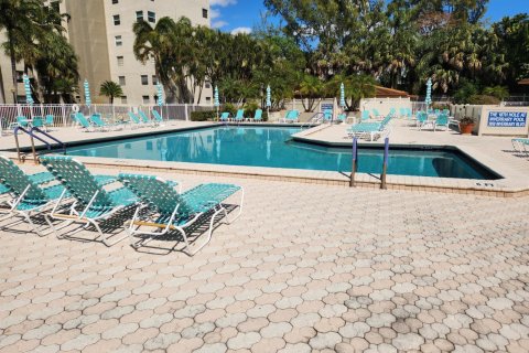 Condo in Lauderhill, Florida, 2 bedrooms № 2250060 - photo 2