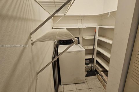 Copropriété à louer à Hialeah, Floride: 2 chambres, 77.48 m2 № 1783943 - photo 12