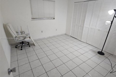 Copropriété à louer à Hialeah, Floride: 2 chambres, 77.48 m2 № 1783943 - photo 13