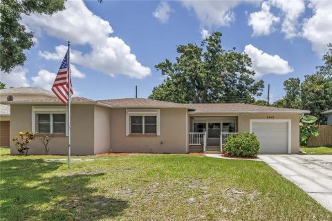 House in Saint Petersburg, Florida 3 bedrooms, 119.75 sq.m. № 1785451 - photo 1