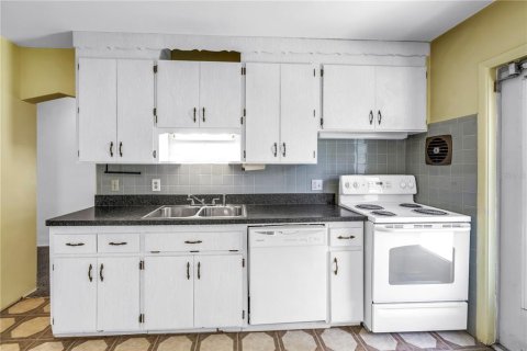 House in Saint Petersburg, Florida 3 bedrooms, 119.75 sq.m. № 1785451 - photo 12