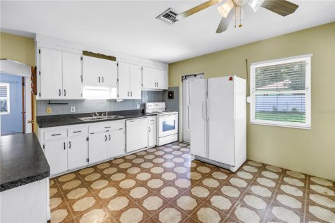 House in Saint Petersburg, Florida 3 bedrooms, 119.75 sq.m. № 1785451 - photo 13