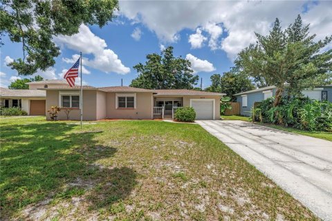 House in Saint Petersburg, Florida 3 bedrooms, 119.75 sq.m. № 1785451 - photo 2