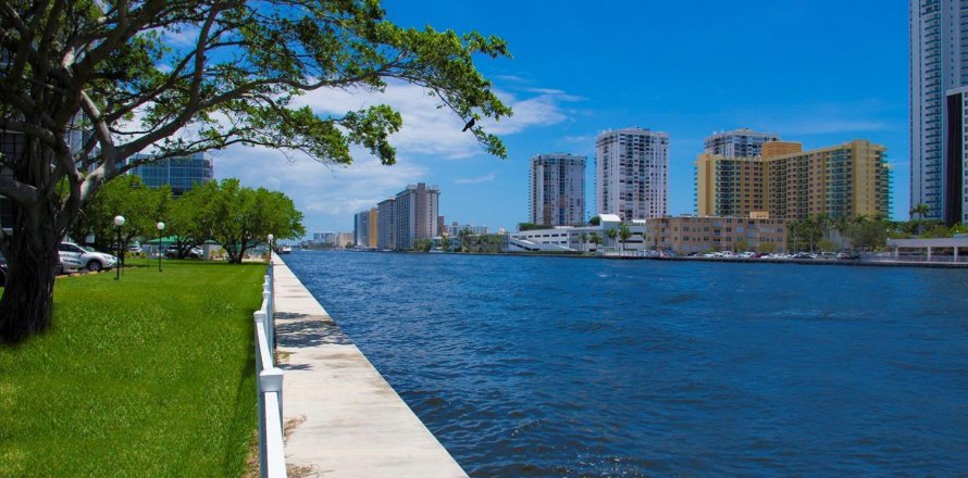 Condominio en Hallandale Beach, Florida, 1 dormitorio  № 2085912