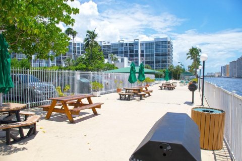 Condominio en alquiler en Hallandale Beach, Florida, 1 dormitorio, 81.29 m2 № 2085912 - foto 15