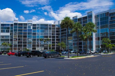 Condominio en alquiler en Hallandale Beach, Florida, 1 dormitorio, 81.29 m2 № 2085912 - foto 2