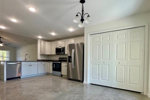 House in Auburndale, Florida 3 bedrooms, 132.29 sq.m. № 2093678 - photo 5