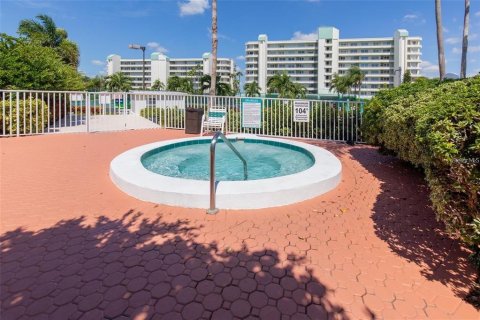 Condo in South Pasadena, Florida, 2 bedrooms  № 1428950 - photo 19