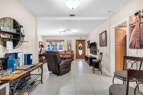House in Miami, Florida 4 bedrooms, 151.9 sq.m. № 1748063 - photo 11