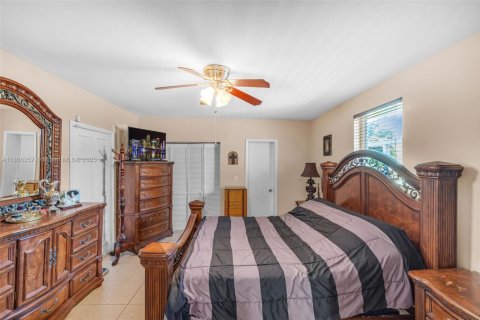 House in Miami, Florida 4 bedrooms, 151.9 sq.m. № 1748063 - photo 20