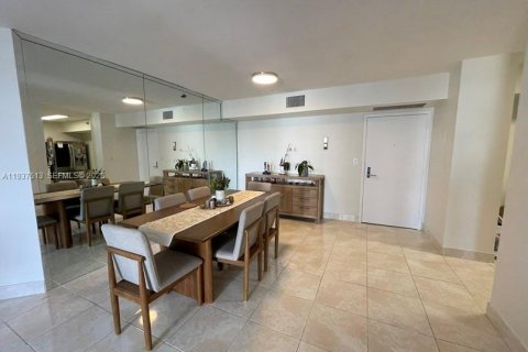 Condominio en alquiler en Aventura, Florida, 2 dormitorios, 101.36 m2 № 1995502 - foto 3