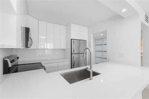 Condominio en venta en Miami Beach, Florida, 1 dormitorio, 60.76 m2 № 2087182 - foto 3