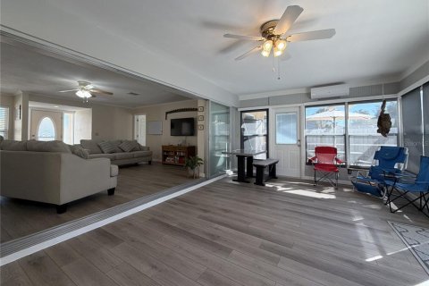 House in Belleair Beach, Florida 3 bedrooms, 189.8 sq.m. № 2093258 - photo 21