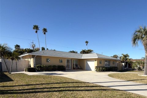 House in Belleair Beach, Florida 3 bedrooms, 189.8 sq.m. № 2093258 - photo 2