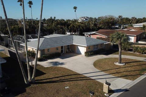 House in Belleair Beach, Florida 3 bedrooms, 189.8 sq.m. № 2093258