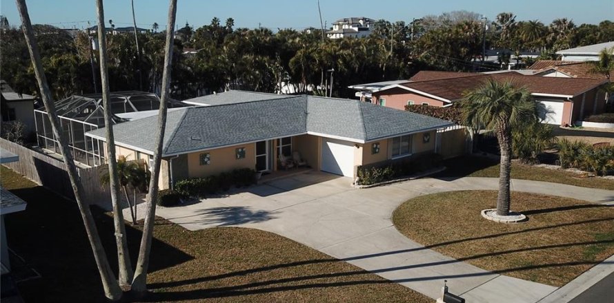 House in Belleair Beach, Florida 3 bedrooms, 189.8 sq.m. № 2093258