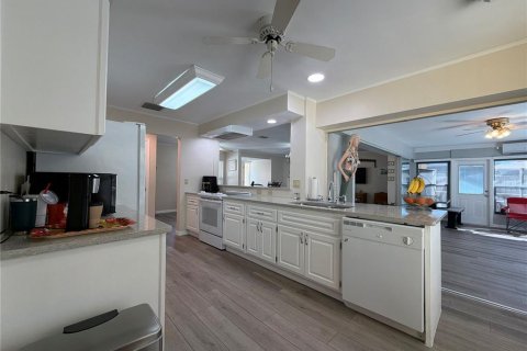 House in Belleair Beach, Florida 3 bedrooms, 189.8 sq.m. № 2093258 - photo 11
