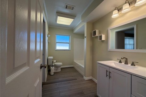 House in Belleair Beach, Florida 3 bedrooms, 189.8 sq.m. № 2093258 - photo 25