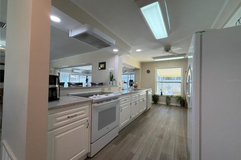 House in Belleair Beach, Florida 3 bedrooms, 189.8 sq.m. № 2093258 - photo 10
