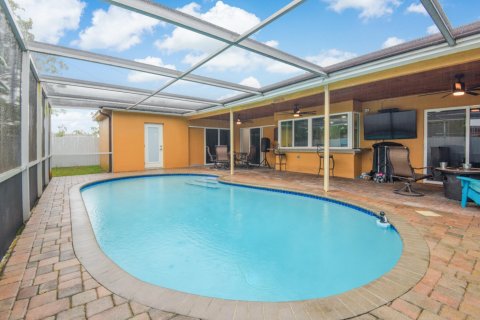House in Miramar, Florida 3 bedrooms, 155.43 sq.m. № 1228622 - photo 1