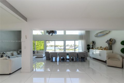 House in Miami Beach, Florida 4 bedrooms, 340.39 sq.m. № 2091271
