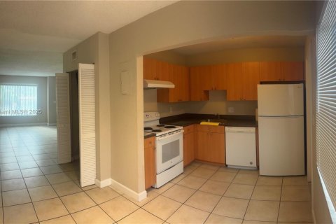 Снять в аренду таунхаус в Плантация, Флорида 2 спальни, 87.14м2, № 1956382 - фото 1