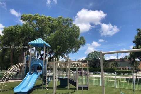 Снять в аренду таунхаус в Плантация, Флорида 2 спальни, 87.14м2, № 1956382 - фото 16