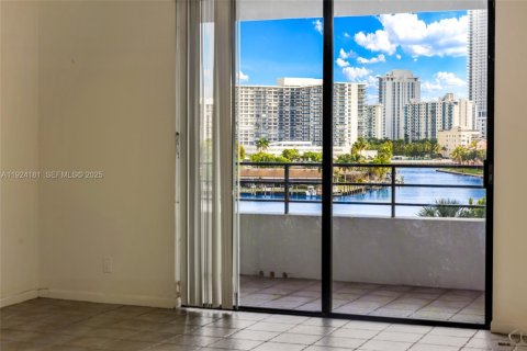 Copropriété à louer à Hallandale Beach, Floride: 1 chambre, 105.91 m2 № 1982231 - photo 11