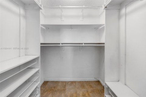 Copropriété à louer à Hallandale Beach, Floride: 1 chambre, 105.91 m2 № 1982231 - photo 15