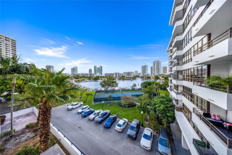 Copropriété à louer à Hallandale Beach, Floride: 1 chambre, 105.91 m2 № 1982231 - photo 13