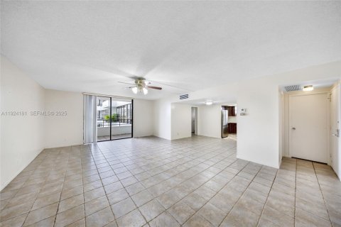 Copropriété à louer à Hallandale Beach, Floride: 1 chambre, 105.91 m2 № 1982231 - photo 25